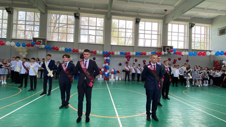 В школе прозвенел Последний звонок!.