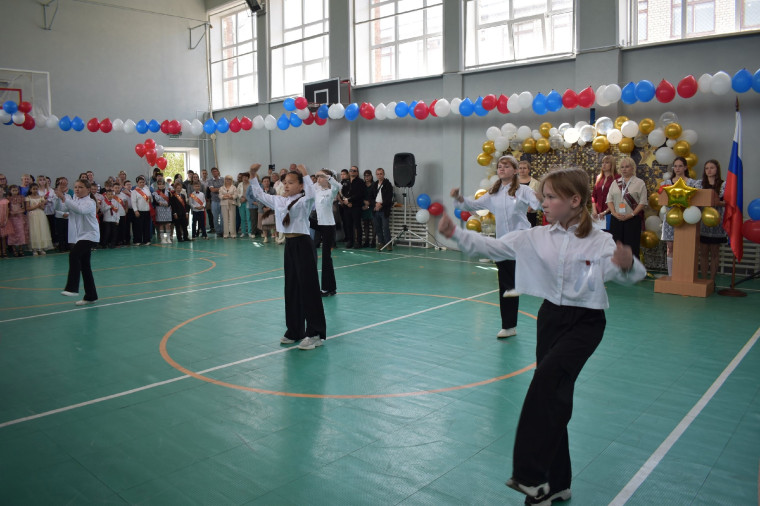 Традиция «Самолётик будущего» к Последнему звонку.